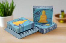 Load image into Gallery viewer, Yellow Buddha Seife auf einer Seifenschale, handgefertigte vegane Kaltprozess-Seife mit umweltfreundlicher Verpackung