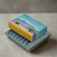 Lade das Bild in den Galerie-Viewer, Kilimanjaro & Elephant Seife auf einer Seifenschale, handgefertigte vegane Kaltprozess-Seife mit umweltfreundlicher Verpackung