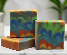 Load image into Gallery viewer, Frontansicht der Nautic Swirl Seife mit künstlerischem Wirbelmuster in Blau- und Grüntönen