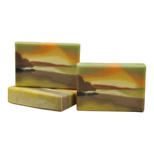 Load image into Gallery viewer, Frontansicht der Tranquil Shore Seife mit Küstenmotiv, Klippen und subtiler Sonnenuntergang auf natürlichem Hintergrund