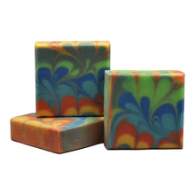 Load image into Gallery viewer, Frontansicht der Nautic Swirl Seife mit künstlerischem Wirbelmuster in Blau- und Grüntönen