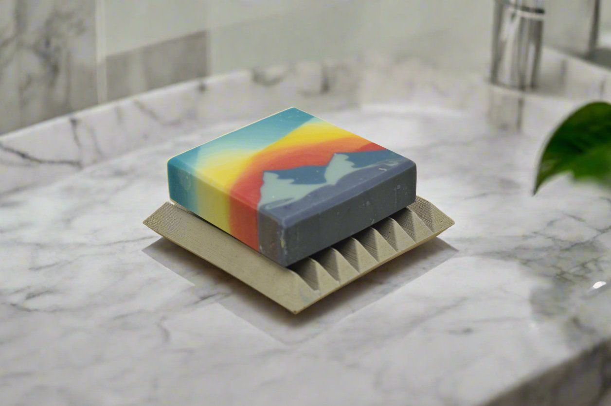 Vegane handgemachte Seife mit Sonnenuntergang über Berglandschaft Motiv