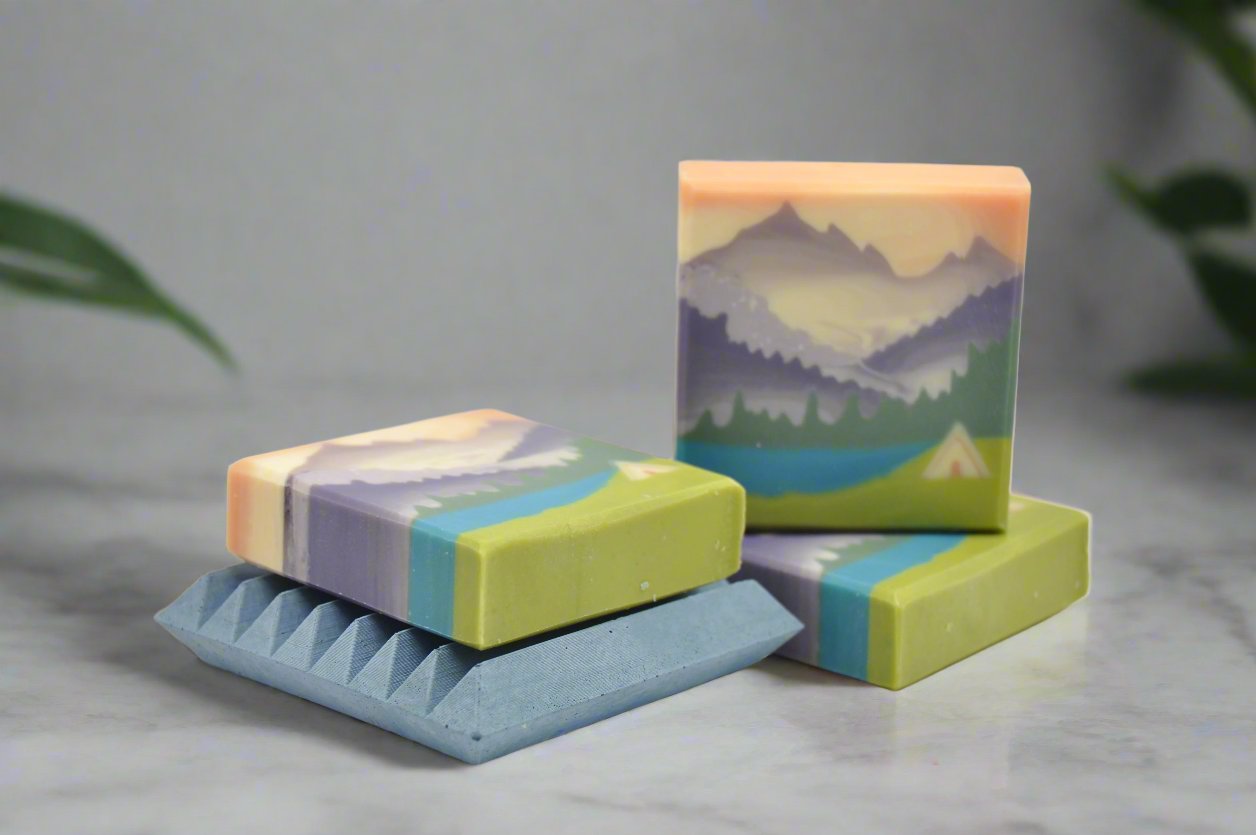 Handgemachte Seife mit Berglandschaft, See und Zelt Motiv im Inneren der Seife