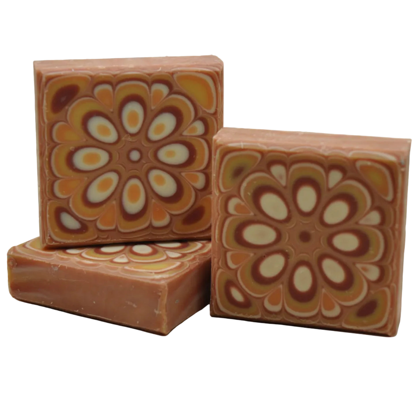 Handgemachte Seife in Wieß, Orange und Braun mit kunstvollem Mandala-Blumenmuster, drei Stück