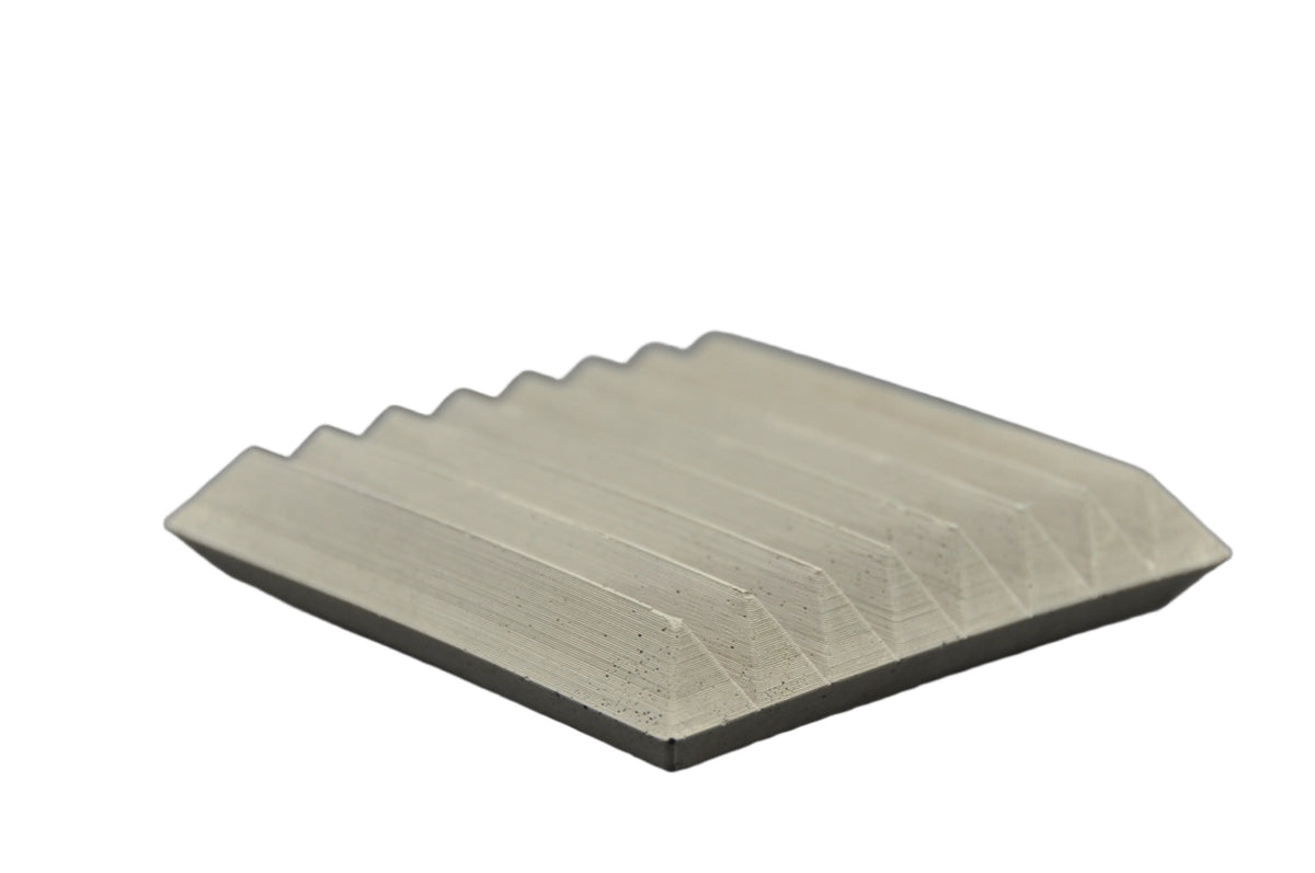Handgemachte hellgraue Beton Seifenschale im minimalistischen Design