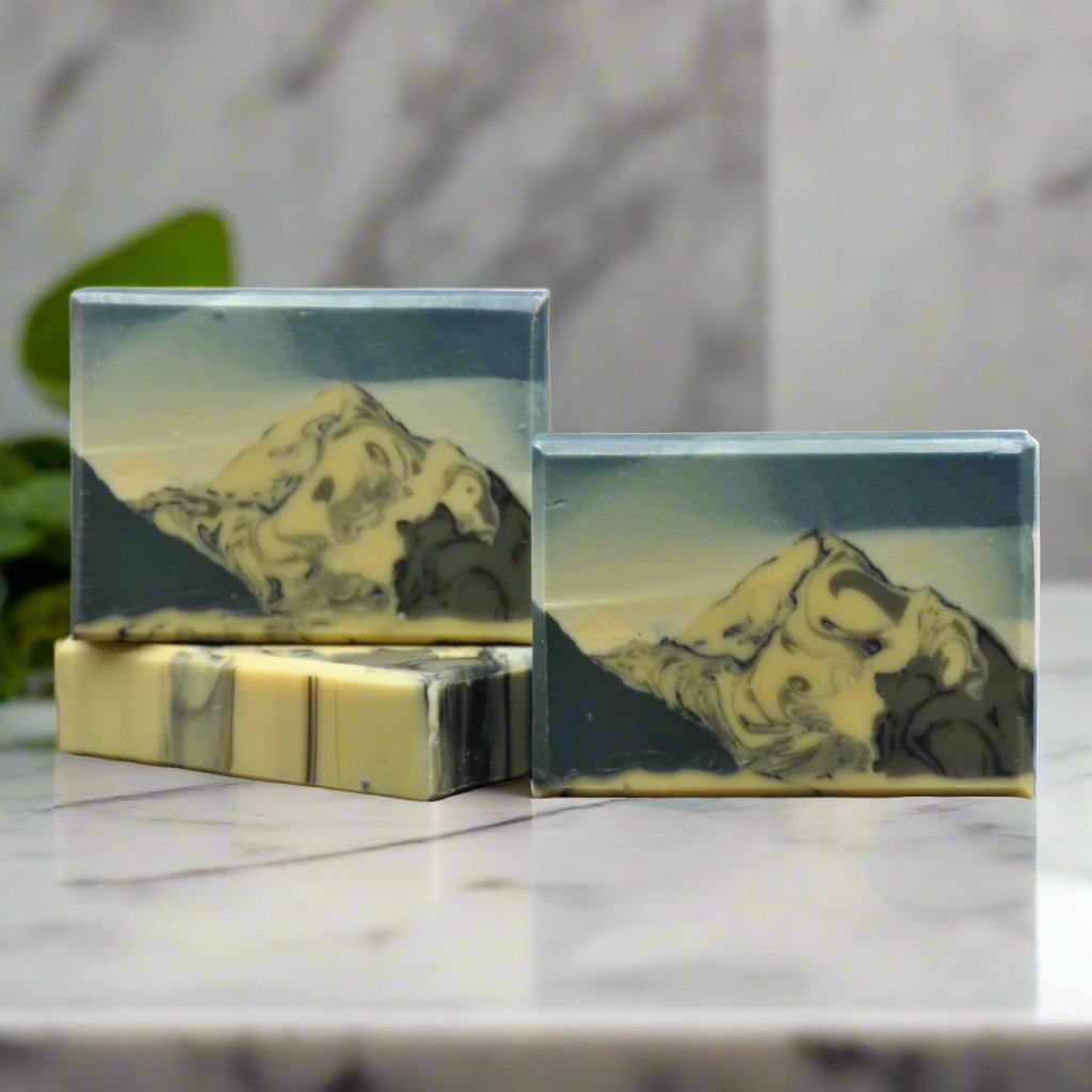 Handgemachte Seife mit K2 Berglandschaft Motiv im Inneren der Seife