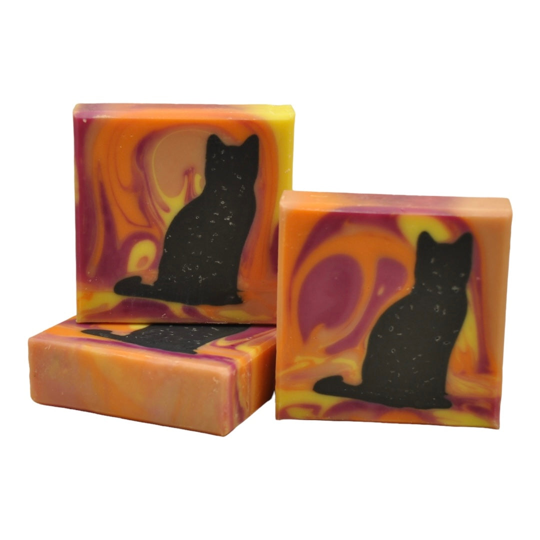 Vegane handgemachte Seife mit Katzen Silhouette im Inneren der Seife