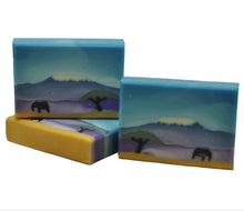 Lade das Bild in den Galerie-Viewer, Vegane handgemachte Seife mit Kilimanjaro Berglandschaft und Elefant Motiv