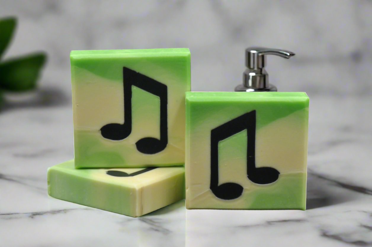 Handgemachte Seife mit Musik Motiv im Inneren der Seife