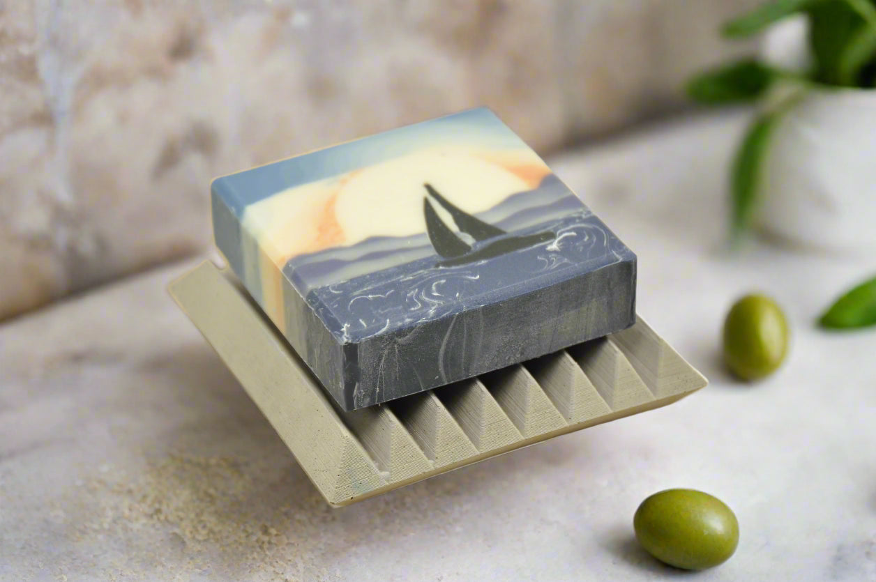 Seife mit Segelboot und Mond auf Seifenschale, vegane Kaltprozess-Seife