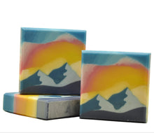 Load image into Gallery viewer, Vegane handgemachte Seife mit Sonnenuntergang über Berglandschaft Motiv