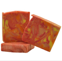 Lade das Bild in den Galerie-Viewer, Vegane handgemachte Seife mit gelb-orange marmoriertem Swirl Muster