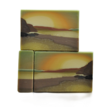 Load image into Gallery viewer, Frontansicht der Tranquil Shore Seife mit Küstenmotiv, Klippen und subtiler Sonnenuntergang auf natürlichem Hintergrund