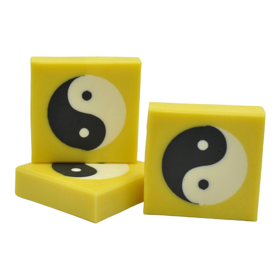 Vegane handgemachte Seife mit Yin-Yang Symbol im Inneren der Seife