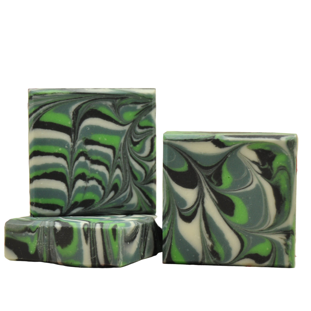 Frontansicht der Miram Swirl Seife mit grün-schwarz Wirbeldesign und natürlichen Inhaltsstoffen