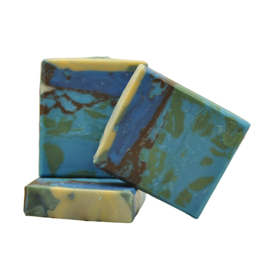Frontansicht der Hirani Swirl Seife mit grün-blau-brown Wirbeldesign und natürlichen Inhaltsstoffen