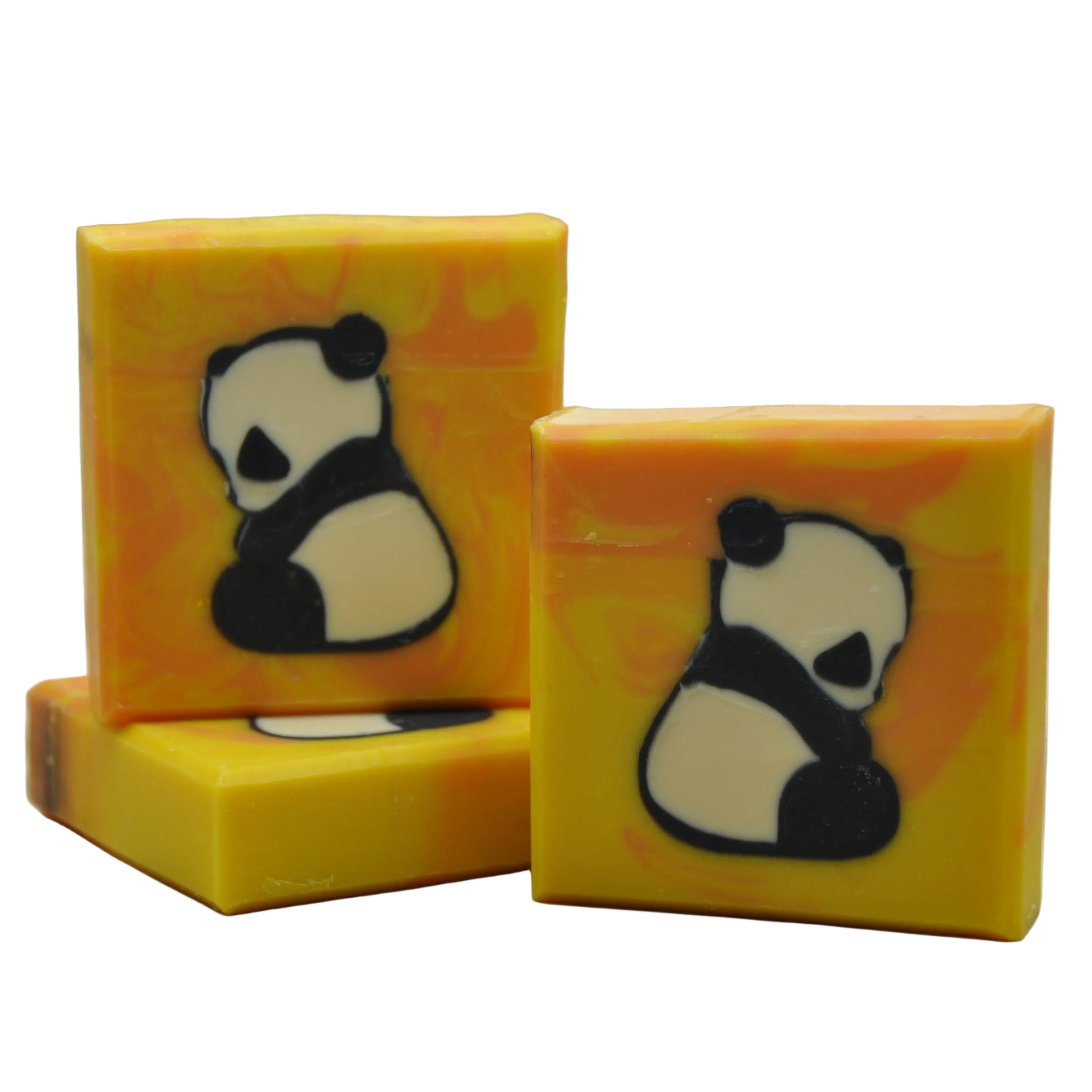 Handgefertigte Ziegenmilchseife im Kaltverfahren mit einer Panda-Silhouette, die sich über die gesamte Seife zieht, auf einem warmen gelb-orangefarbenen Hintergrund – „Panda“, natürliche handgemachte Seife, eine einzigartige Geschenkidee