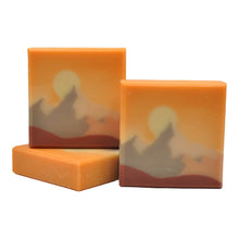 Load image into Gallery viewer, Everest Seife handgefertigte Kaltprozess-Seife mit Everest-Berg-Design, Ziegenmilch und natürlichen Ölenpattern.
