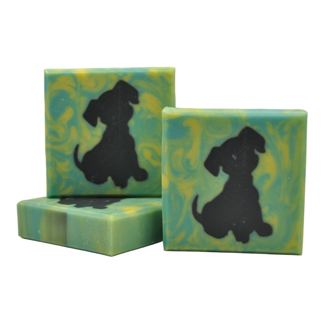 Handgemachte Black Dog Seife mit Hundesilhouette auf grün-gelbem Wirbelhintergrund