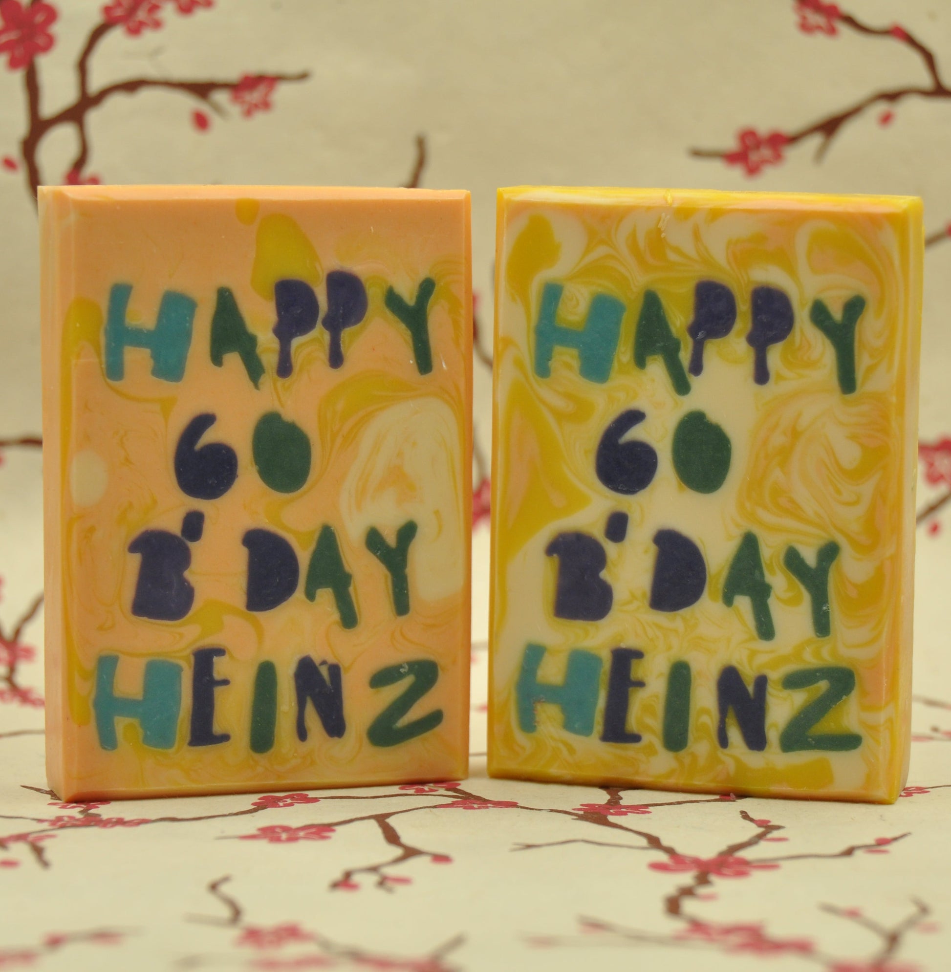 Handgemachte Seife mit Alles Gute zum Geburtstag Motiv im Inneren der Seife