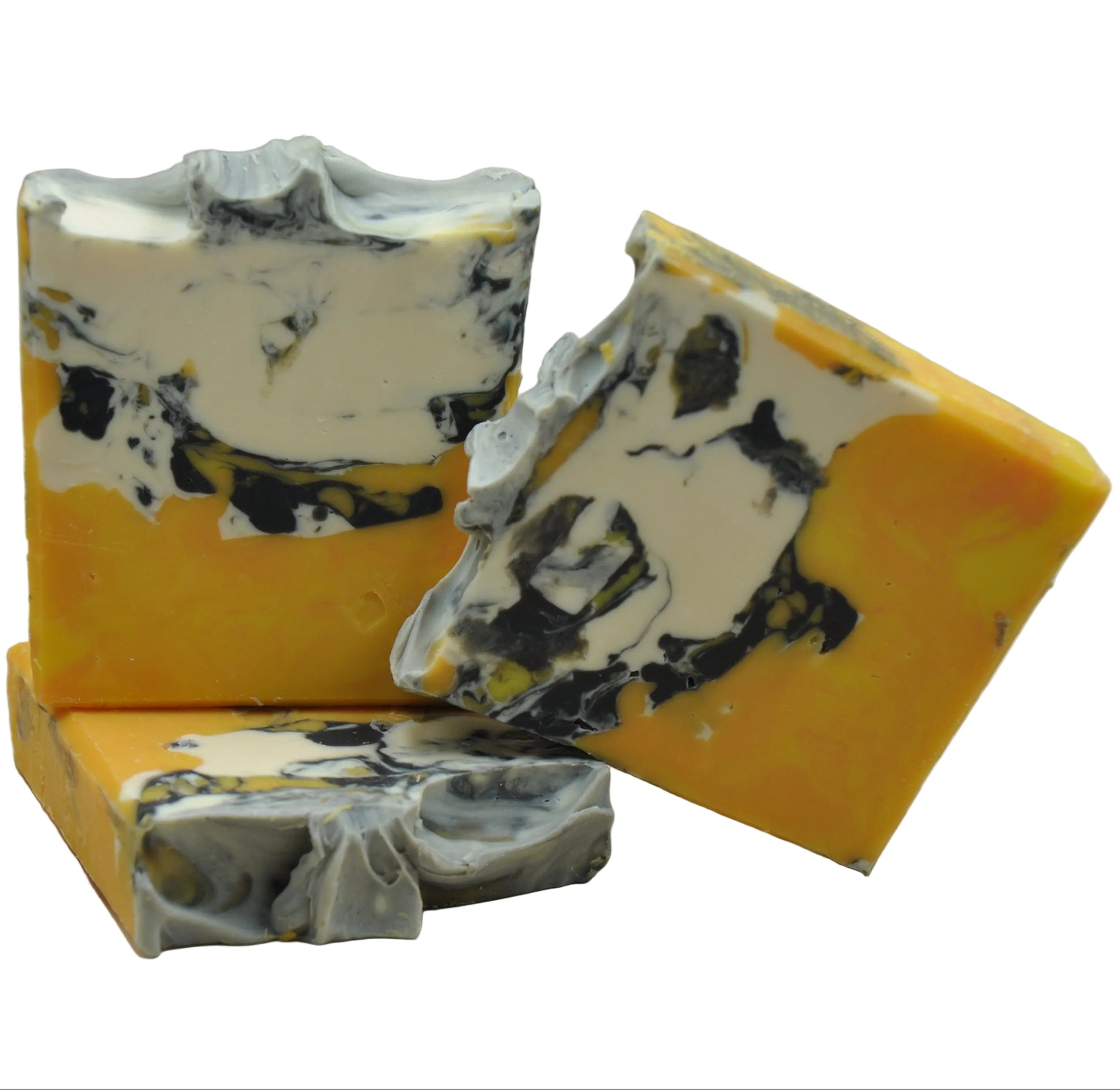 Handgemachte Kaltprozess-Ziegenmilchseife mit kräftigem Schwarz-Weiß-Gold-Swirl auf warmem gelbem Hintergrund – Arisu Naturseife, einzigartiges Geschenk