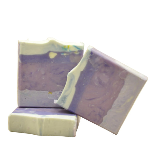 Vegane handgemachte Seife Auri mit farbigem Swirl Muster
