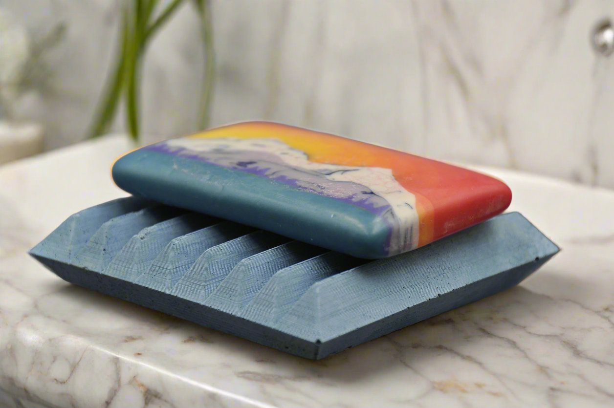 Handgemachte blaue Beton Seifenschale im minimalistischen Design