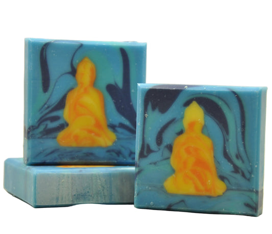 Vegane handgemachte Naturseife mit Buddha-Motiv, das durch die gesamte Seife verläuft