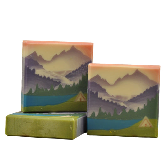 Handgemachte Seife mit Berglandschaft, See und Zelt Motiv im Inneren der Seife