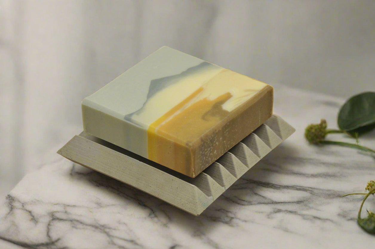 Handgesiedete Ziegenmilchseife mit Teide-Vulkan-Design – warme Ocker- und Erdtöne, cold process Seife, natürliche Zutaten, Naturkosmetik