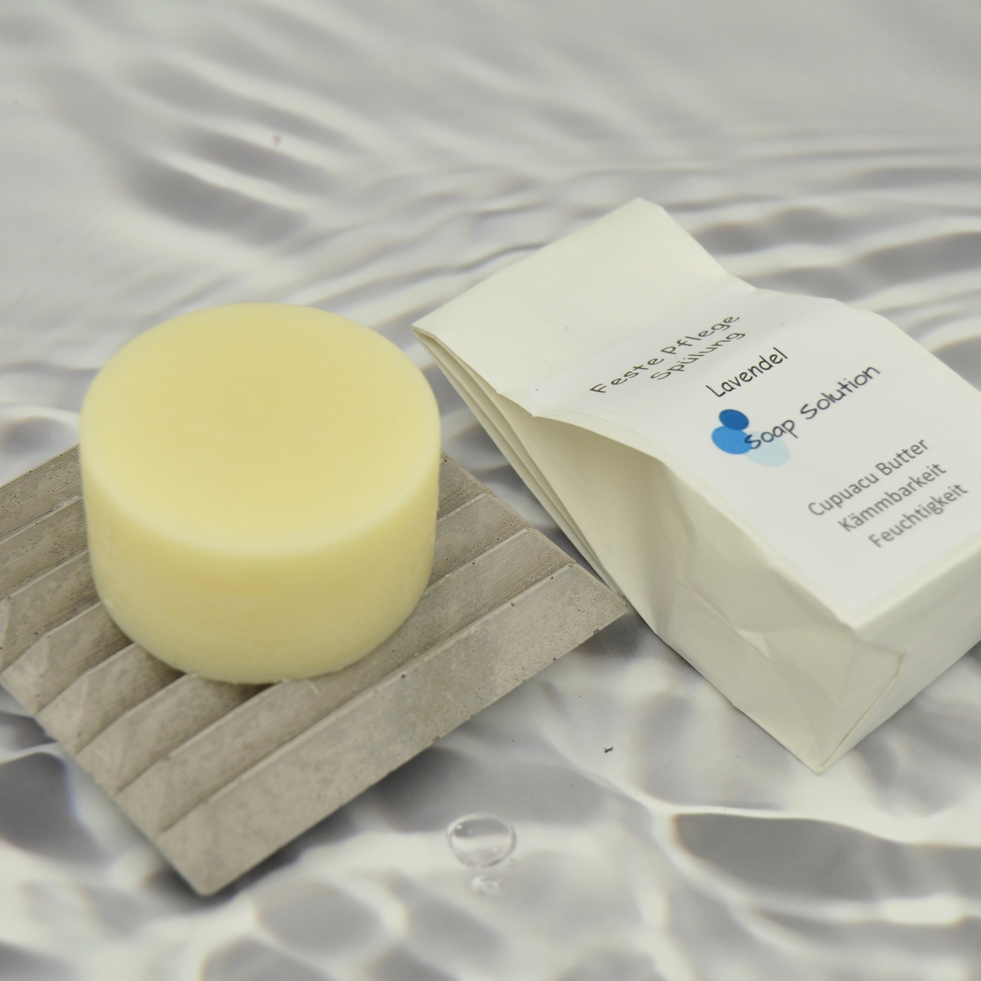 Handgemachte feste Pflegespülung mit Cupuaçu-Butter auf einer Seifenschale