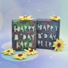 Load image into Gallery viewer, Handgemachte Seife mit Alles Gute zum Geburtstag Motiv im Inneren der Seife
