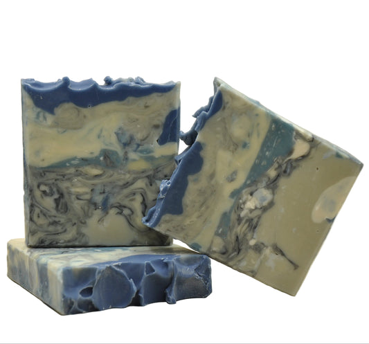 Handgemachte Kaltprozess-Seife in Blau und Grau mit Swirl-Muster, drei Stück, 