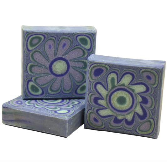 Handgemachte Seife in Lila und Grün mit kunstvollem Mandala-Blumenmuster, drei Stück