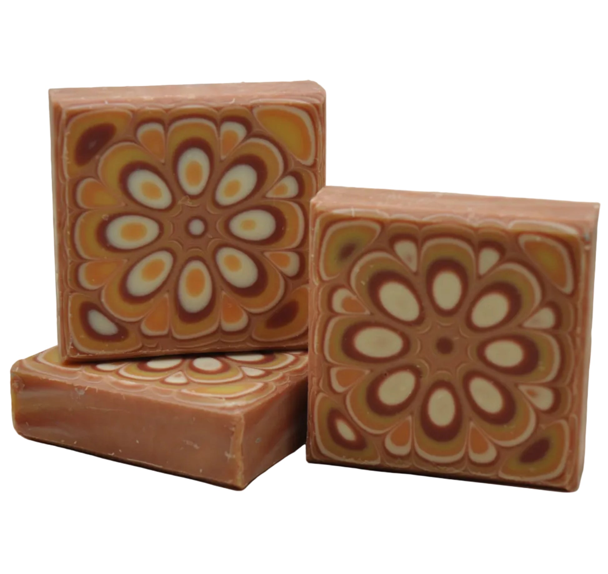 Handgemachte Seife in Wieß, Orange und Braun mit kunstvollem Mandala-Blumenmuster, drei Stück