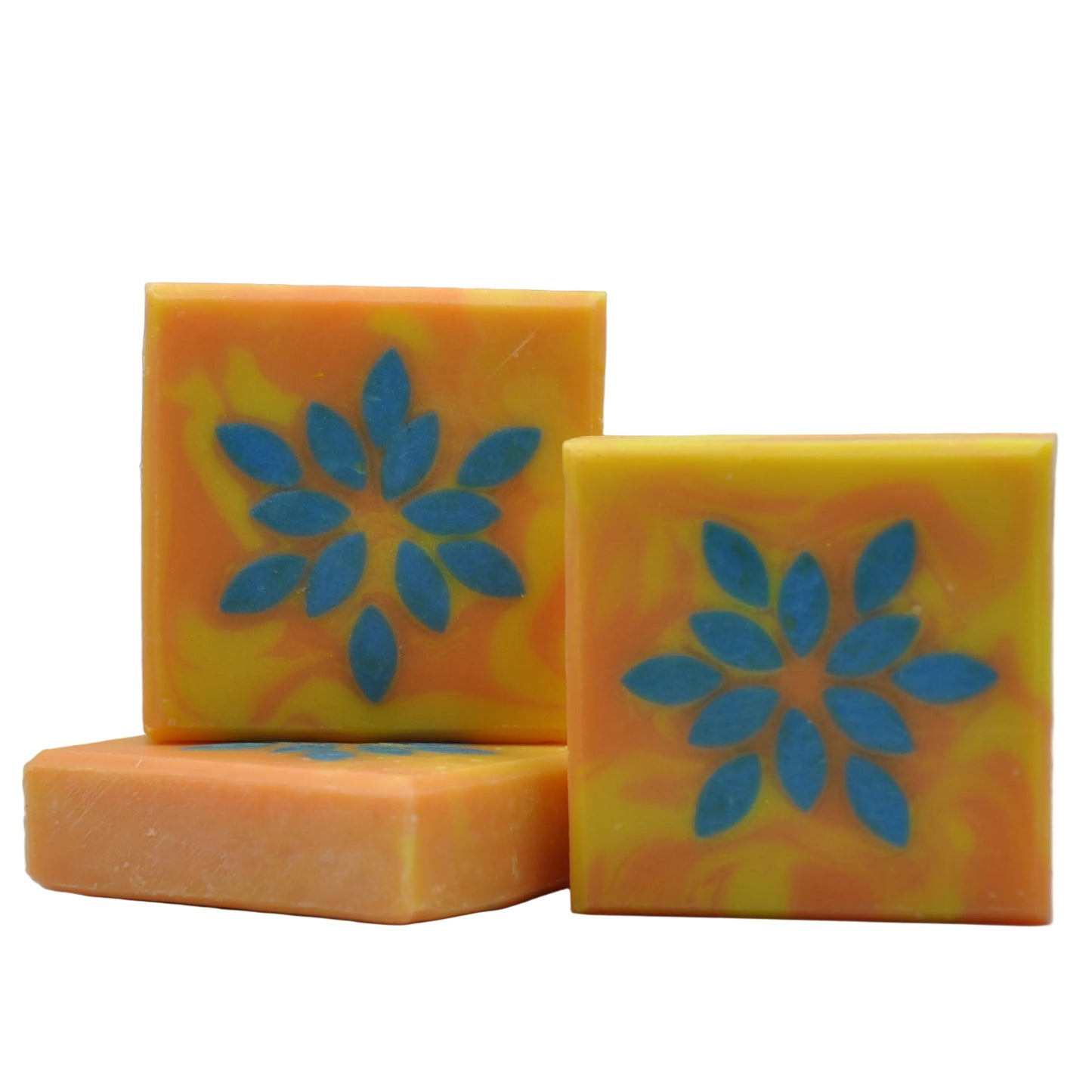 Drei Seifen mit einem Sternmotiv, das sich durch die Seife zieht; der Stern ist blau auf orange-gelbem Hintergrund