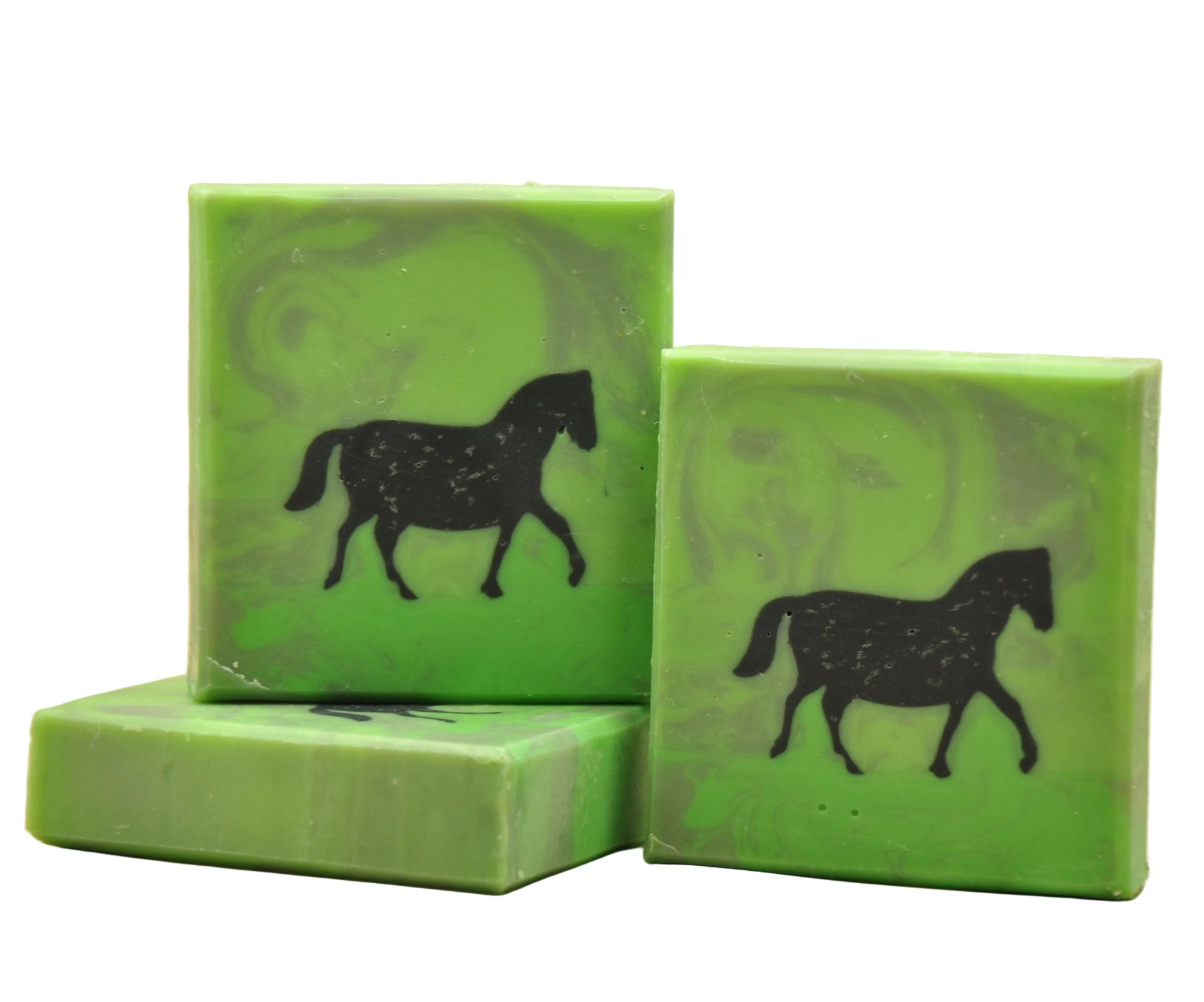 Drei Stücke handgemachte Ziegenmilchseife namens Pferd, hellgrün mit dunklen Wirbeln und einer schwarzen Pferde-Silhouette, die als Eingussdesign durch die gesamte Seife verläuft, duftend nach Zitrus und Kiefer.  geschenkidee