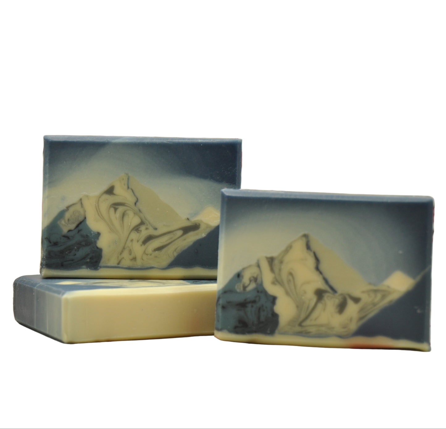 Handgemachte Seife mit K2 Berglandschaft Motiv im Inneren der Seife