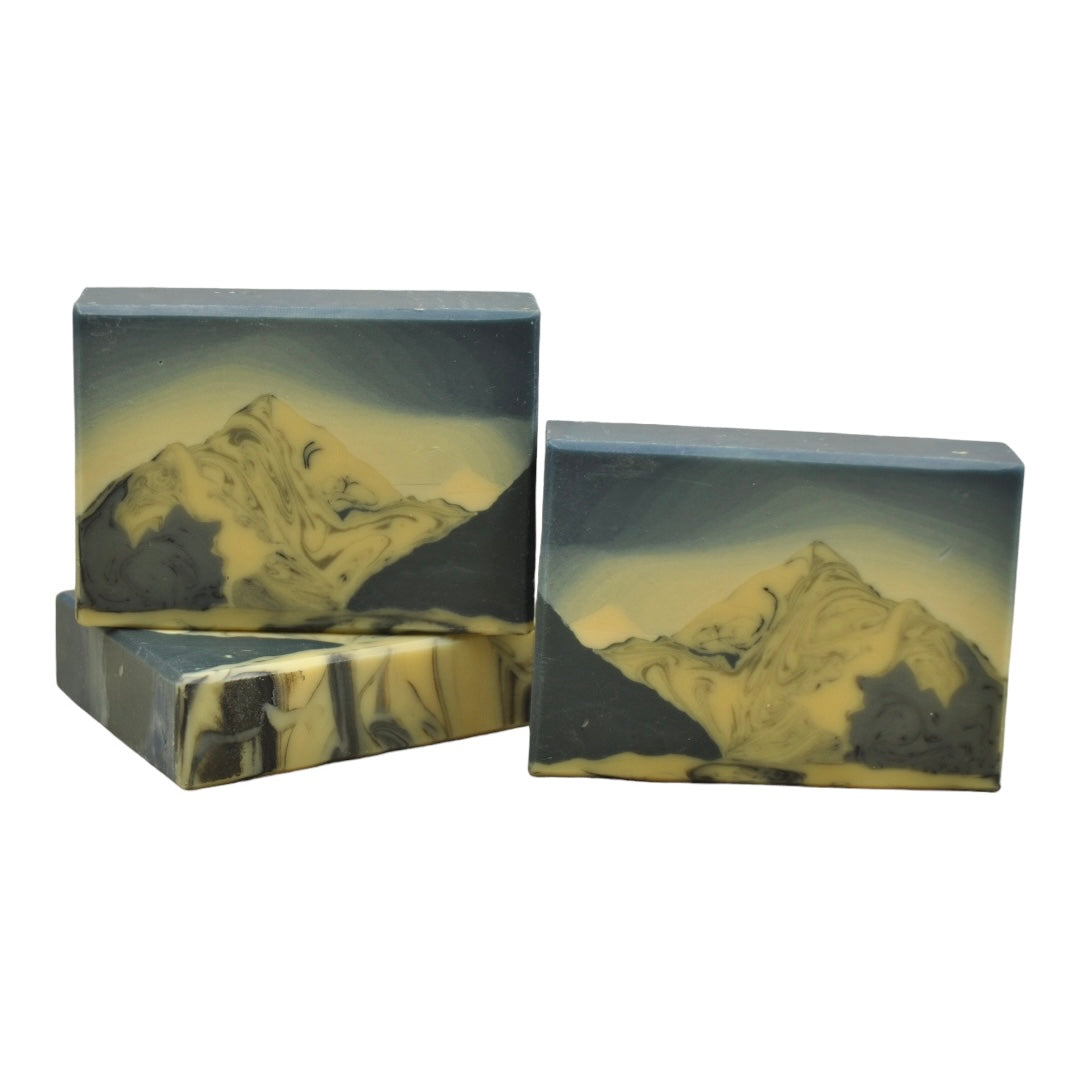 Handgemachte Seife mit K2 Berglandschaft Motiv im Inneren der Seife