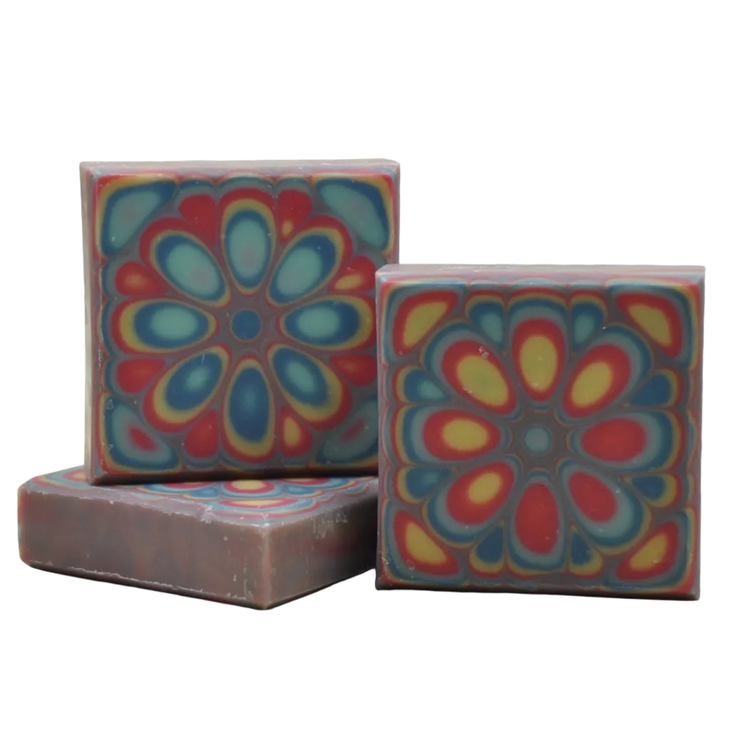 Handgefertigte Ziegenmilchseife im Kaltverfahren mit einem auffälligen Mandala-Motiv in Rot, Blaugrün und Gold – „Kaleidoscope Fiesta“, natürliche handwerklich hergestellte Seife, ein Unikat