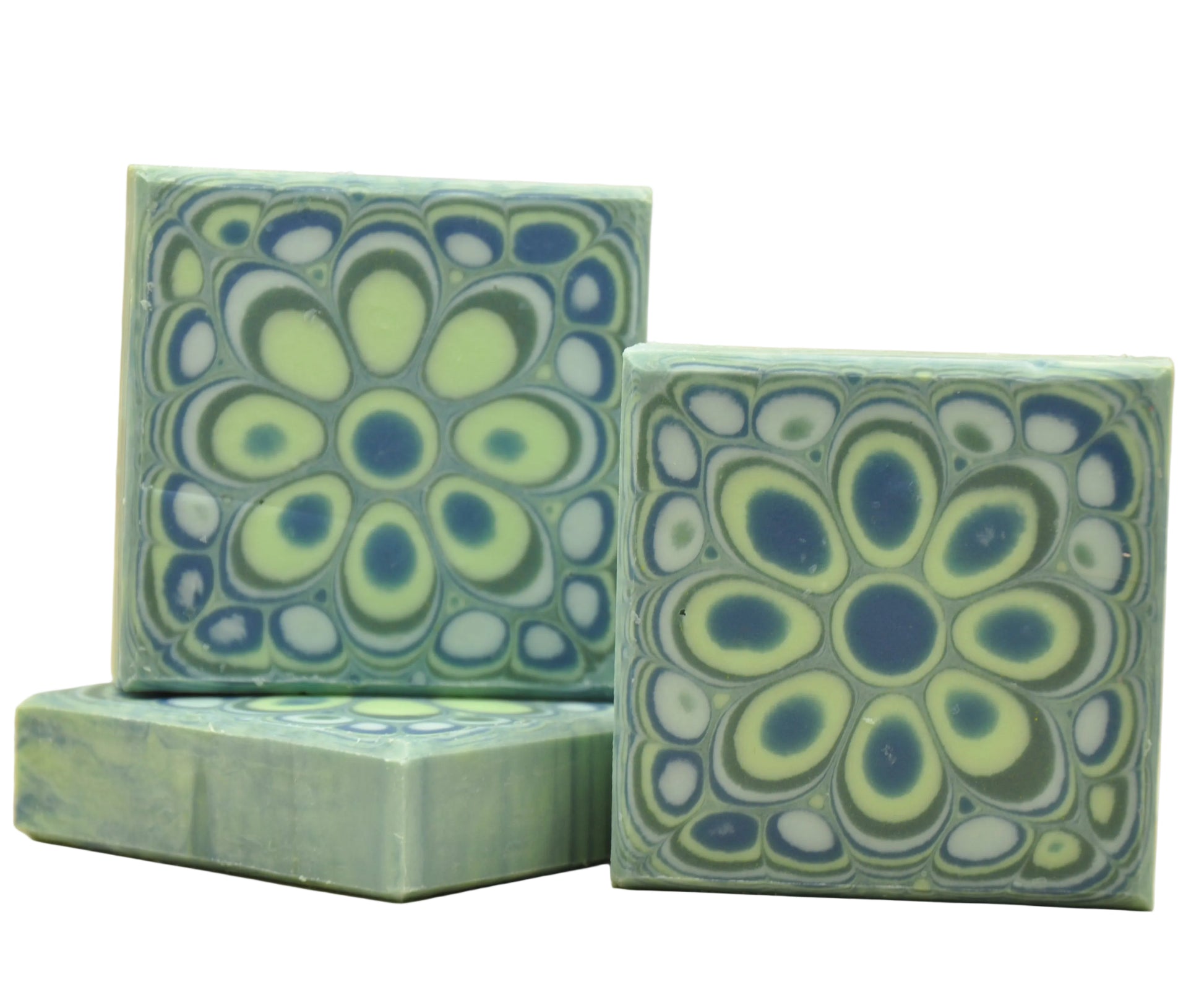 Handgemachte Kaleidoskop-Naturseife in Blau und Grün mit frischem nautischen Meeresduft
