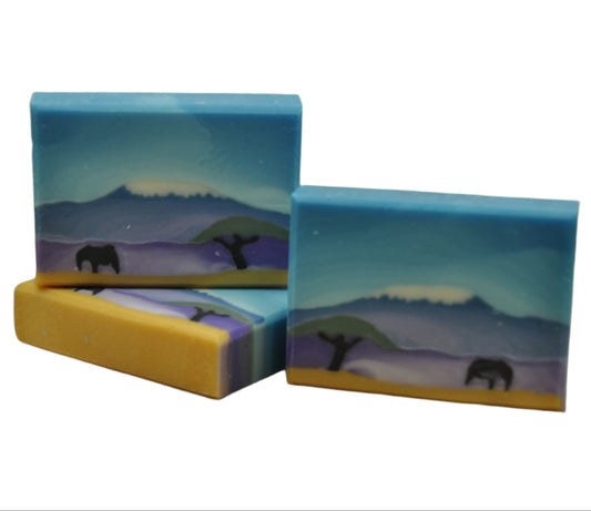 Vegane handgemachte Seife mit Kilimanjaro Berglandschaft und Elefant Motiv
