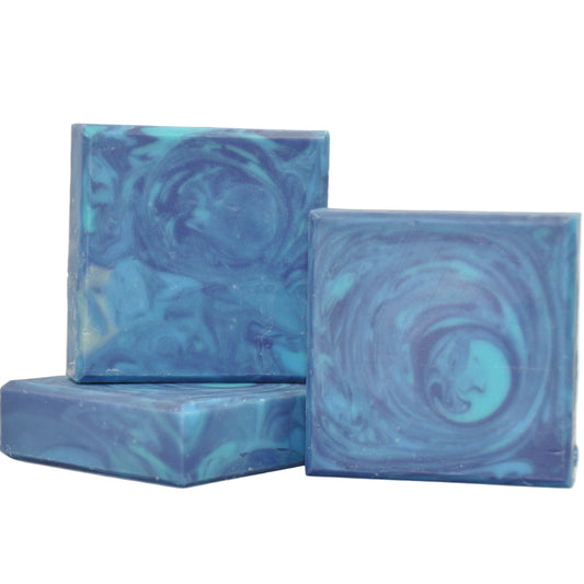 Maris Naturseife mit blauem Wellenmuster und maritimem Duft, handgemacht