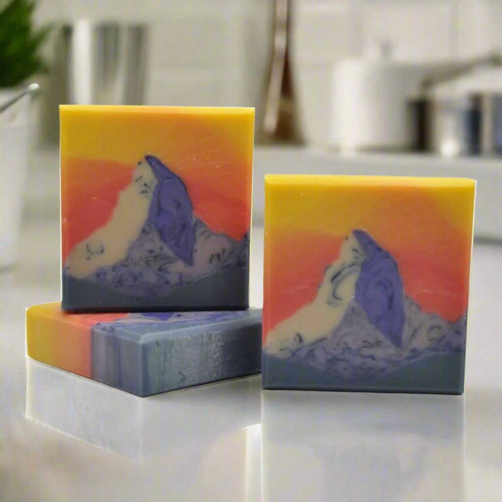 Nahaufnahme der Matterhorn Seife mit detailliertem Matterhorn-Berg-Design, Citrus-Pine Duft