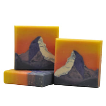 Load image into Gallery viewer, Matterhorn Seife handgefertigte Kaltprozess-Seife mit Matterhorn-Berg-Design, Ziegenmilch und natürlichen Ölen
