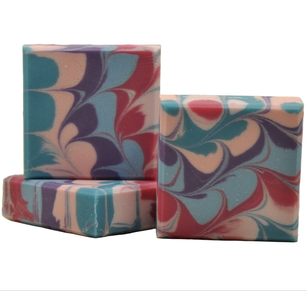 Frontansicht der Nautic Swirl Seife mit künstlerischem Wirbelmuster in Blau- und pink