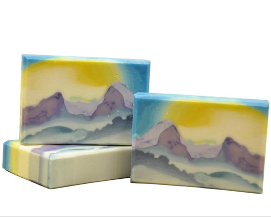 Handgemachte Seife mit Watzmann Berglandschaft Motiv im Inneren der Seife