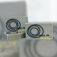 Load image into Gallery viewer, Anschnitt einer handgemachten Seife mit Motiv im Inneren
