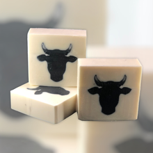 Load image into Gallery viewer, Handgemachte Seife mit Logo Motiv im Anschnitt

