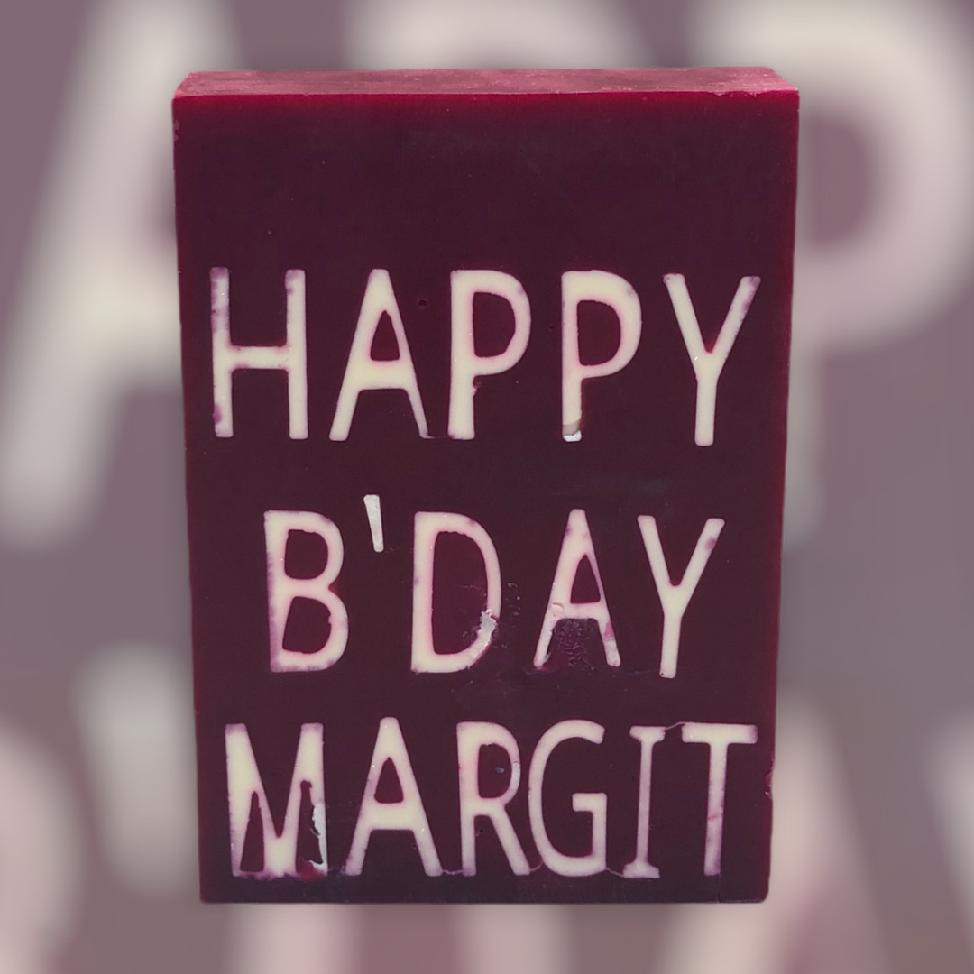 Handgemachte Seife mit Alles Gute zum Geburtstag Motiv im Inneren der Seife